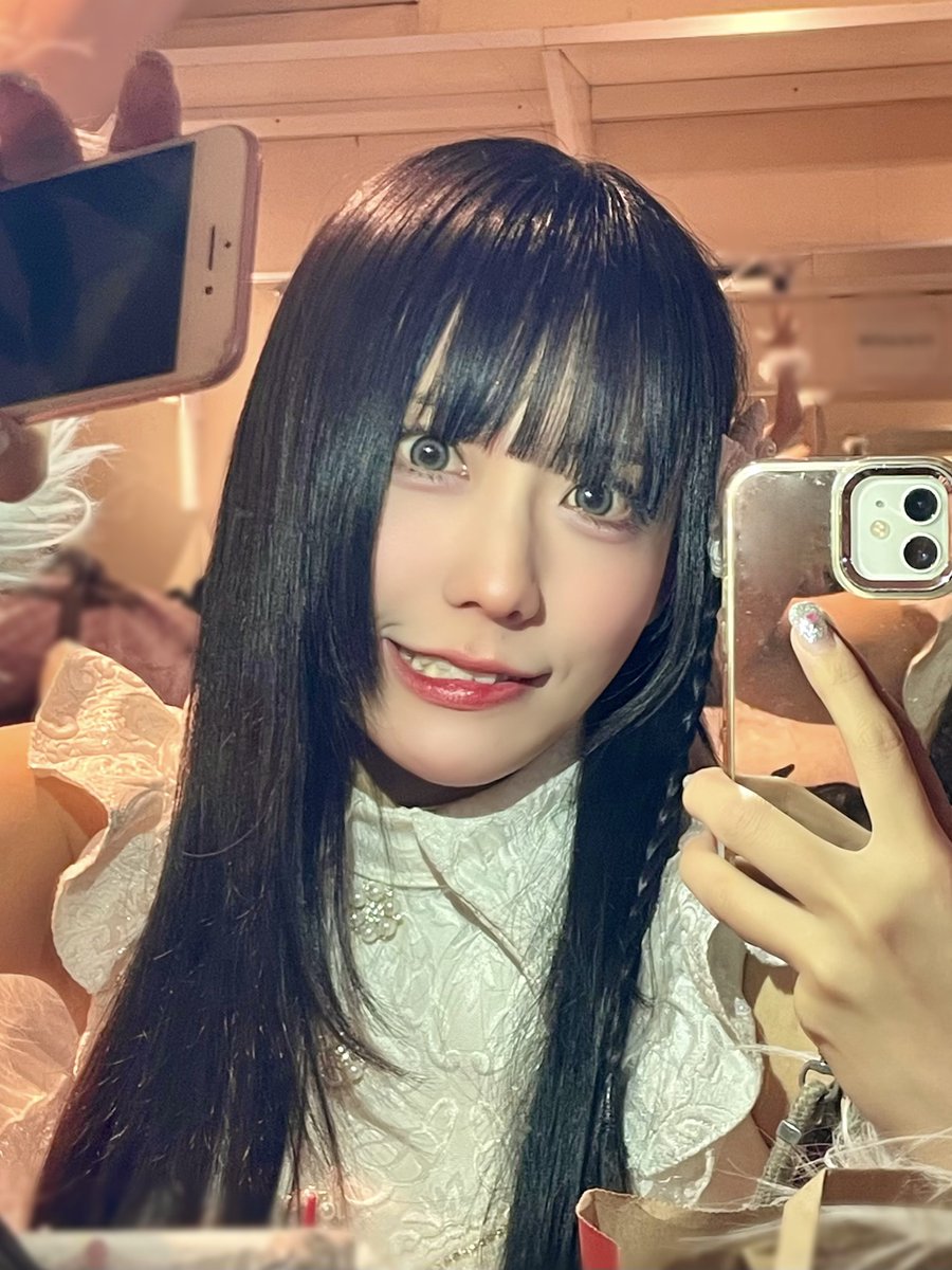 暗い場所での自撮りはこうなりがち