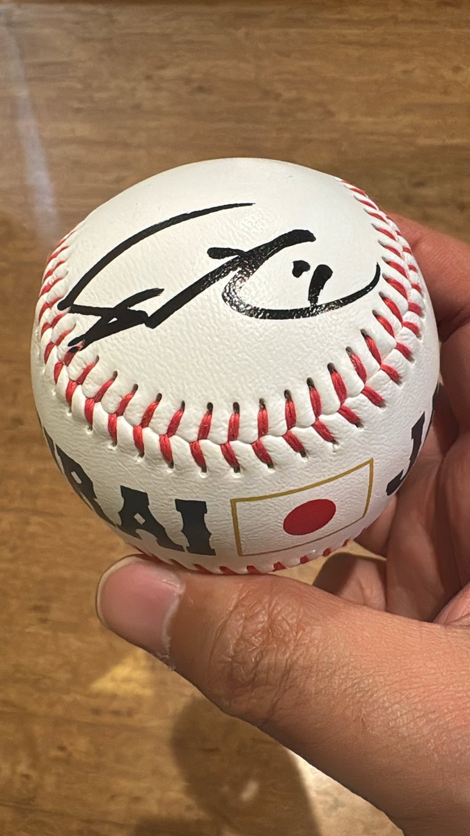 omamachada's tweet photo. ま、ま、まさかのダルビッシュさんのサイン😭早朝から待機してた甲斐があった〜

#サムライジャパン 
#ダルビッシュ有 
#WBC https://t.co/BDqKTuUcWk