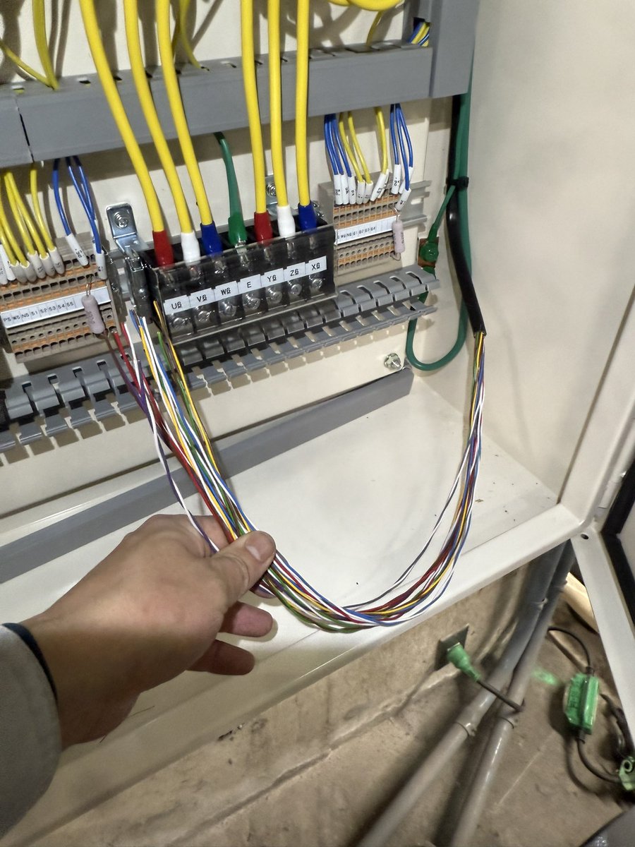gumi288's tweet photo. 電気屋に転職しました
計装もやります
弱電は難しいですねぇ😓 https://t.co/Xhc2Vz6YuS