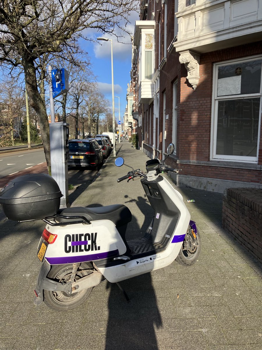 Payperback's tweet image. Waarom toch dit aso gedrag? Zo vaak staan die dingen expres in de weg. #check