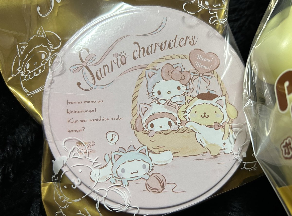 こちらは自分用に買ったポムポムプリンのチョコとお菓子です　猫缶可愛いね！
