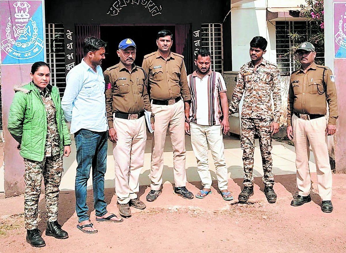 सतना जिले में युवक की हत्या कर चार साल दस माह से फरार आरोपी को पुलिस ने रीवा से गिरफ्तार कर न्यायिक हिरासत में भेजा।
और जानें: starsamachar.com/murder-accused…

#CrimeNews #MurderCase #PoliceAction #SatnaNews #RewaNews #MPPolice #LawAndOrder #CriminalArrest #BreakingNews #IndiaCrime