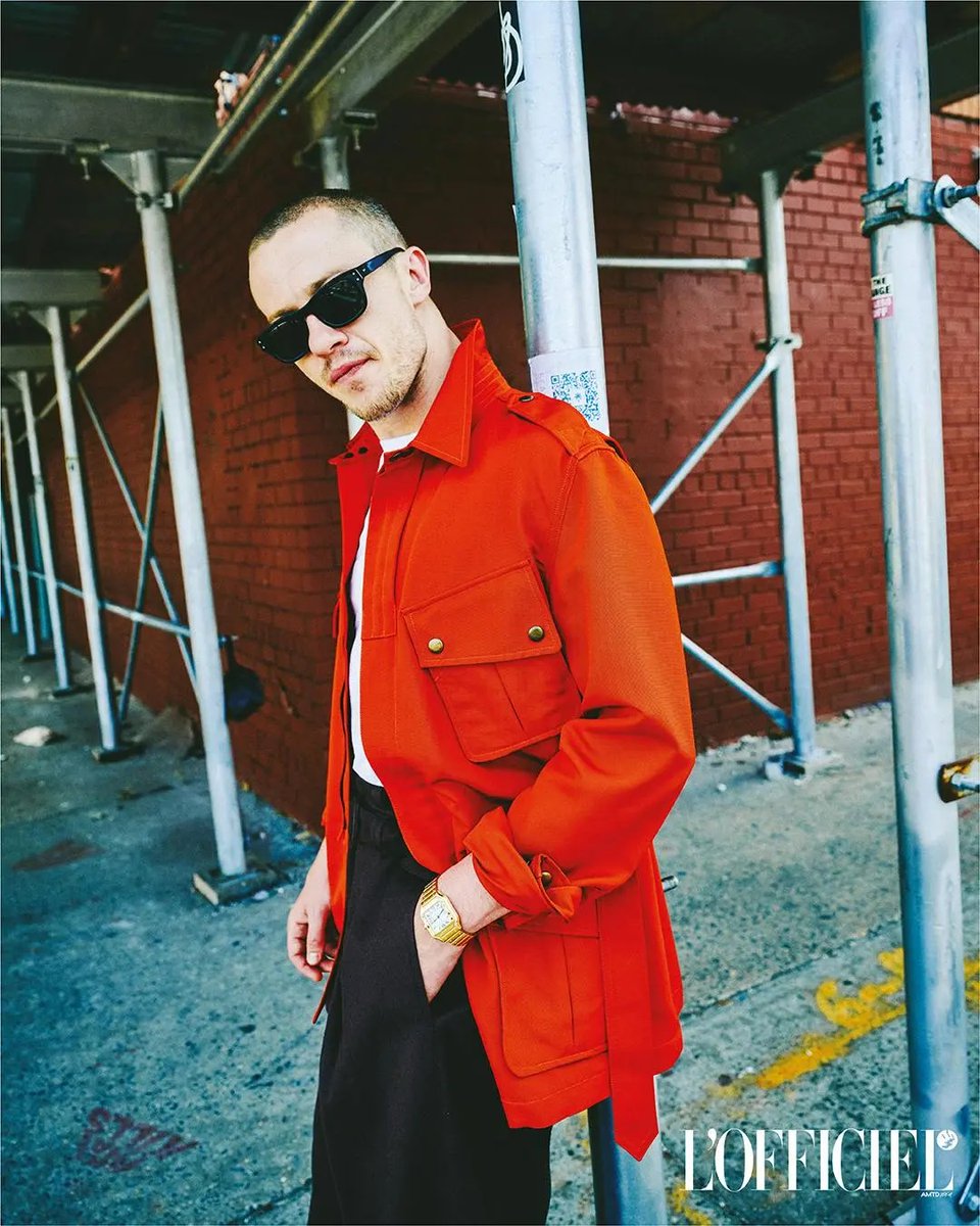 Daily Joseph Quinn picture challenge: if you would like to join in, please share your favourite pictures or GIFs (no private pictures or GIFs, please). Today is your favourite pic/gif of Joe wearing anything red.