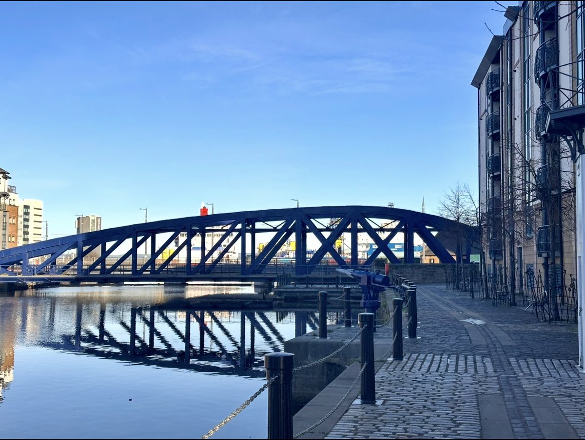 Jo_Caulfield's tweet image. Early morning stroll around The Shore in Leith. 💚✌️
Bright but sharp. #Leith #Edinburgh