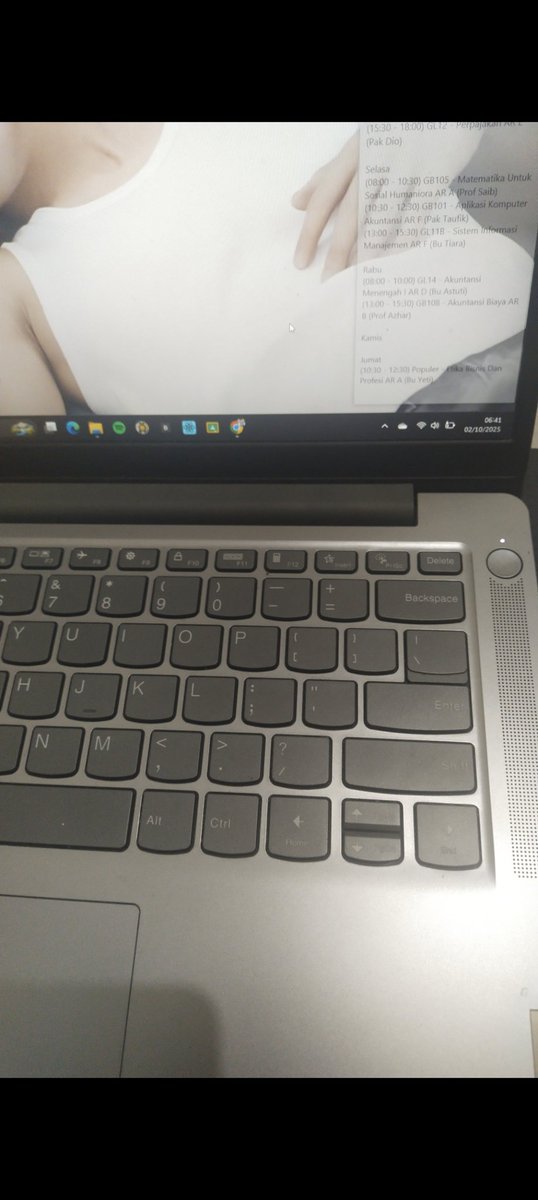 Changkieee_'s tweet photo. We kali ini bukan thread marah marah karna gak sanggup lgi buat marah, bawaannya pengen nangis. Ini laptop aku dan baru HILANG dari dalam kamar kost tanggal 13 Febuari 2026 di sekitar jam 16.00 - 24.00. Aku dijam segitu lagi ada acara puncak panitiaan :( tolongin aku dong gimana https://t.co/L53KaTRo0Z