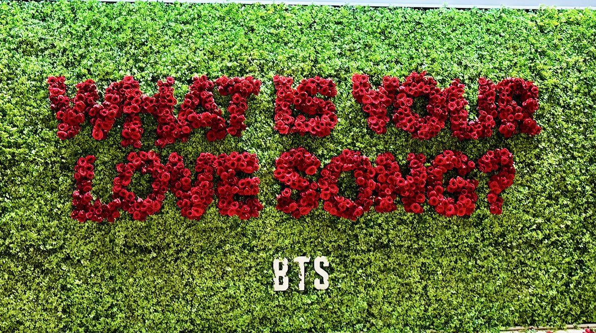 BARMYSTREAM's tweet image. O painel exibiu a mensagem 

"WHAT IS YOUR LOVE SONG?" 

junto ao nome do BTS logo abaixo

ENCANTADA COM A PROPORÇÃO DESSE COMEBACK 🥺💜

BTS IS COMING
ARIRANG IS COMING
#BTS_ARIRANG
#WhatIsYourLoveSong