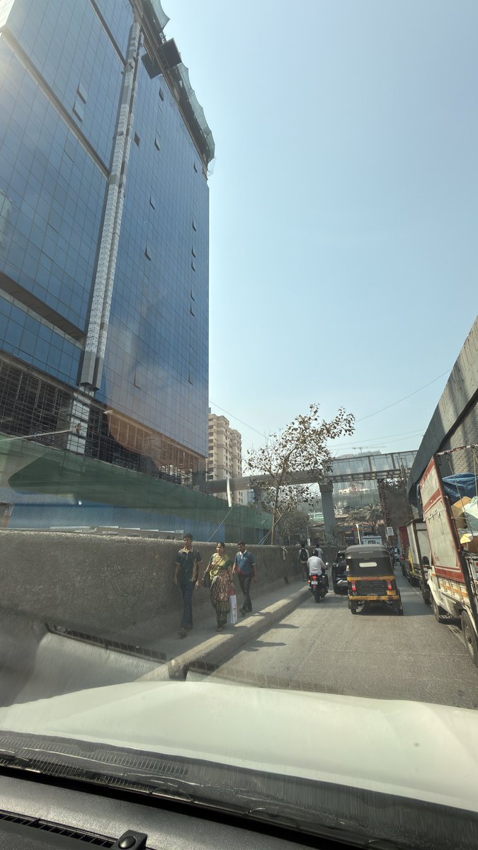 MeMumbaikar15's tweet image. Dear @MMRDAOfficial @mybmc @mybmcWardS pls widen this left turn at Gandhinagar junction towards #Vikroli lbs road … it’s too narrow for people to walk on footpaths,  also Gandhinagar junction needs streetlight right from #eeh to this junction and towards #lbs road (both side )