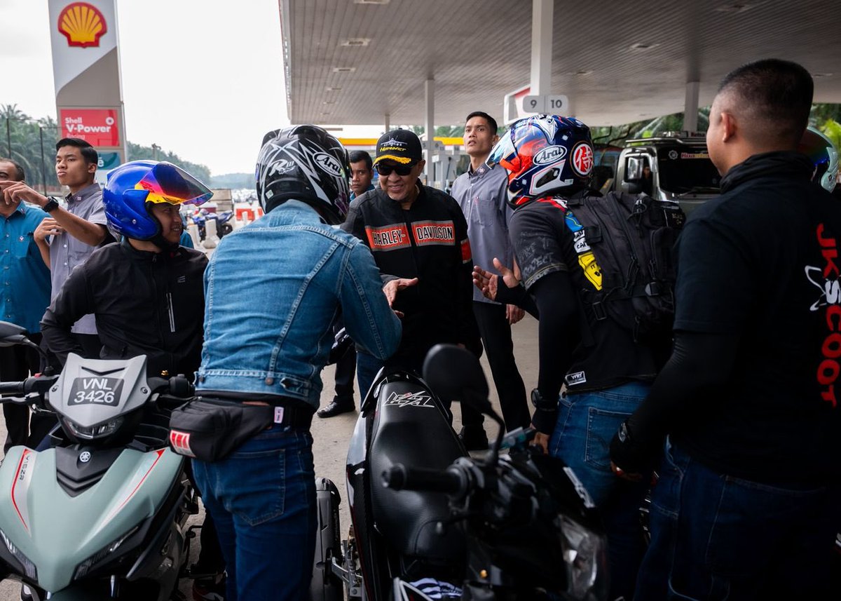 DrZahidHamidi's tweet photo. Alhamdulillah. Selamat tiba di Bagan Datuk.
Seronok rasa lama tak ride balik ke Bagan Datuk. Kalau ada rezeki lepas ini jom kita ride sekali. Ada yang nak join ke?
#RehlahIslahiyah
#AkhiratDiDepan
#BaganDatuk https://t.co/o5zPJu3ZeY