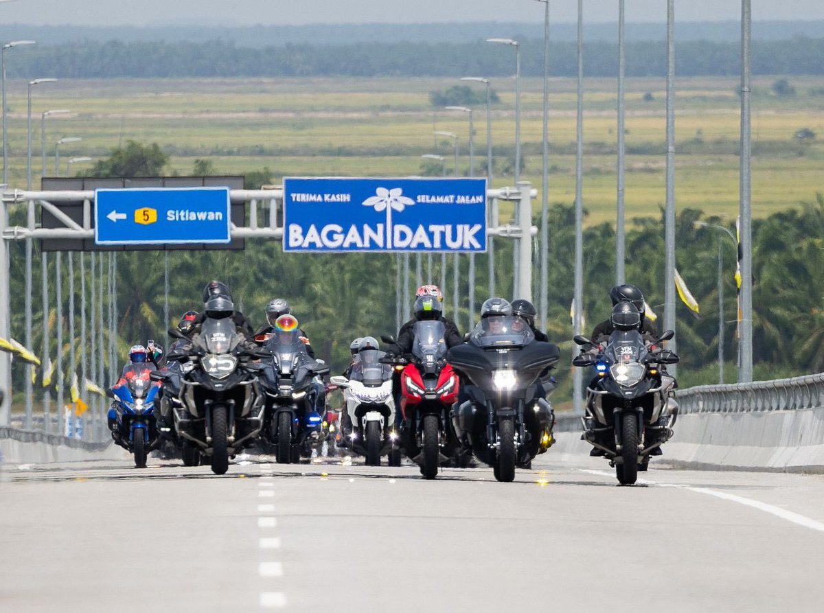 DrZahidHamidi's tweet photo. Alhamdulillah. Selamat tiba di Bagan Datuk.
Seronok rasa lama tak ride balik ke Bagan Datuk. Kalau ada rezeki lepas ini jom kita ride sekali. Ada yang nak join ke?
#RehlahIslahiyah
#AkhiratDiDepan
#BaganDatuk https://t.co/o5zPJu3ZeY
