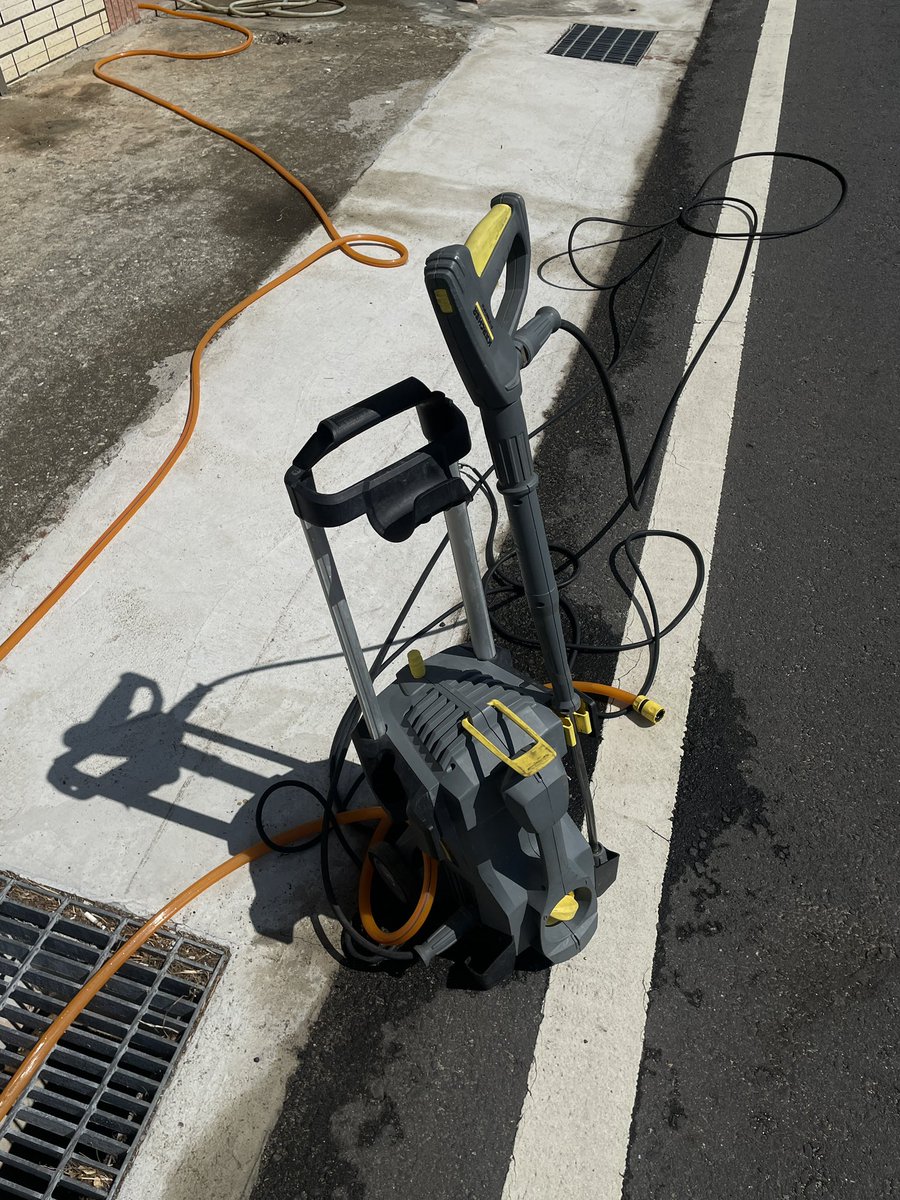 Power wash Reality
困難模式
沒有無限體
無法跳來跳去
無法換噴頭
還要接電線接水管
噴下來的髒污還要想辦法去除
時不時會有老闆（我媽）出來亂
一下說沖快一點 
還有其他地方要沖
一下說那邊沒沖乾淨😂
結束時沒有$$
過年的例行公事！
完成！
過年前沖窗戶（1/1）