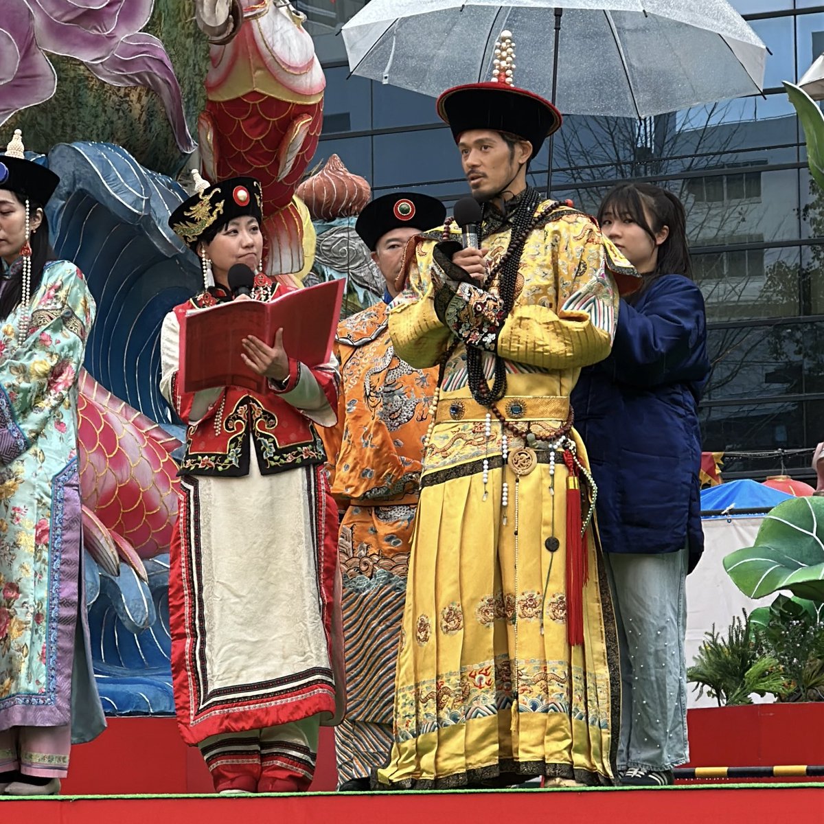 🔷長崎ランタンフェスティバル🔶

【#山口蛍 選手】
『皇帝パレード』スタート🤝🔷🔶

神戸から長崎に戻り『皇帝役』として長崎ランタンフェスティバルの皇帝パレードに参加しています🏮

是非、お近くの方はお立ち寄りください😌

#vvaren #長崎旋風 <a href="/nagasakishikoho/">長崎市役所総合公式</a>