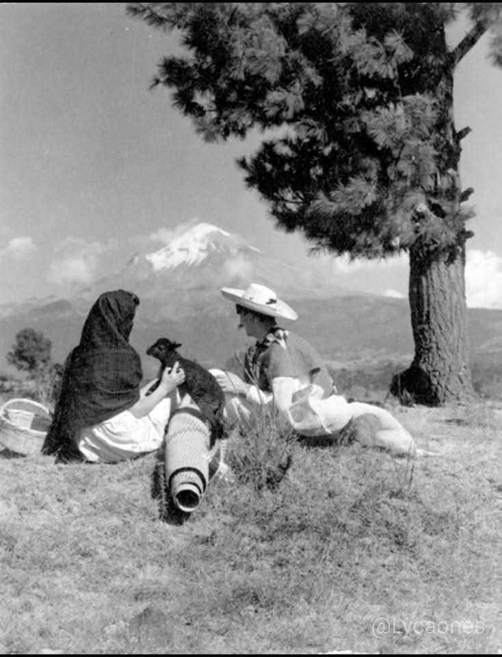 Pareja viendo al Popōcatepētl. Ciudad de México, Distrito Federal, México. 1900.