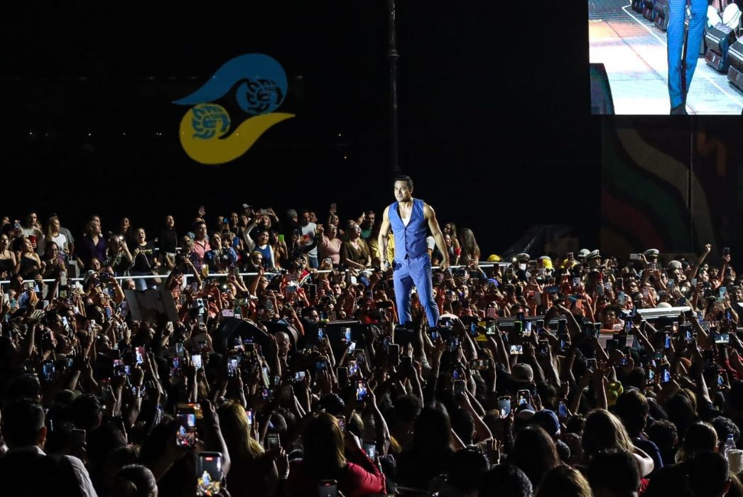 🎤🎉 || El tlaxcalteca Carlos Rivera lleva su gira “¡Viva México! Tour” al Carnaval de Veracruz 2026, donde esta noche se encargó de encender la Macroplaza del Malecón tras la emotiva coronación de la Reina Fernanda Pumar.

📸: Enrique Ledesma Prieto

Leer más 👉🏻