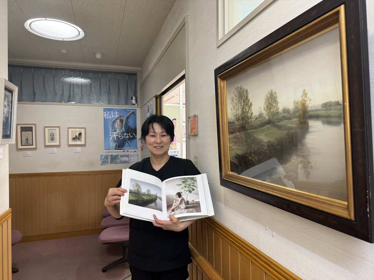 冬の展示替えをしました。塩谷亮さんの画集にも載っている「秋の木立」が展示されています。