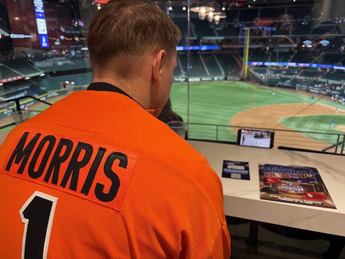 okstatehockey's tweet photo. The crossover we didn't know we needed 🏈 

#gopokes | #okstatehockey https://t.co/5gf8KtbtUk
