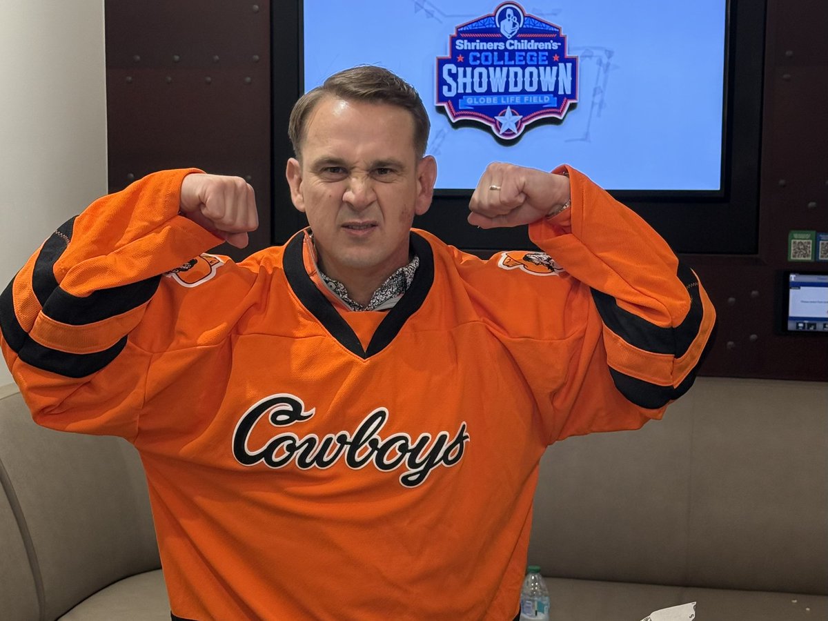okstatehockey's tweet photo. The crossover we didn't know we needed 🏈 

#gopokes | #okstatehockey https://t.co/5gf8KtbtUk