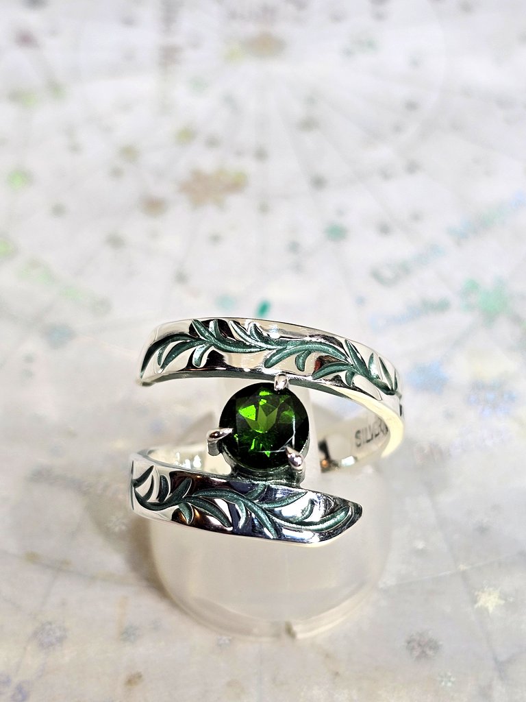 エレカラ×ロウハ彫りの指輪
石はロシア産クロムダイオプサイト
オリジナル混色エレカラの深緑色