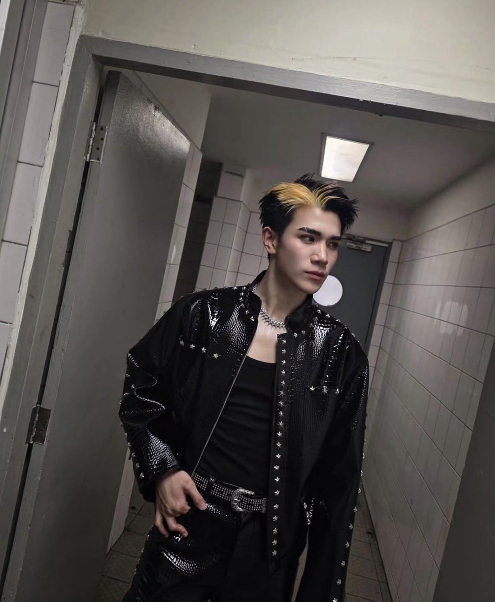 he knows it’s a shame that we didn’t get to see this fits longer 

FALL IN LOVE ARTIST FOURTH
#RISERCONCERTD2

#Fourthnattawat #โฟร์ทณัฐวรรธน์