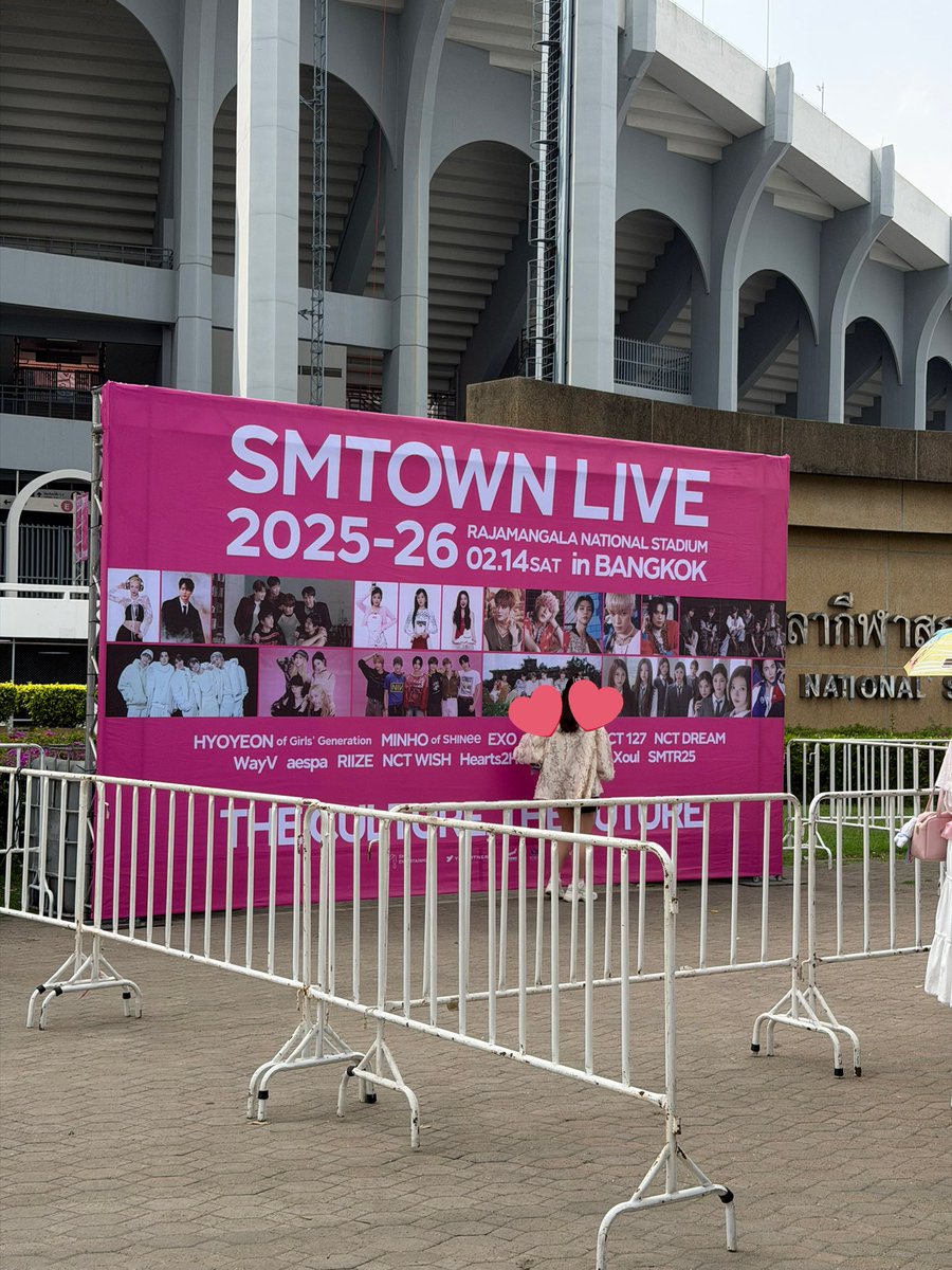 คือมันโล่งๆไม่มีไรเลยจริงๆนะเว้ย..ทั่วงานมีแบ้กดรอปอยู่ 2-3 อัน แล้วเหมือนกับลายบนบัตรทั้งหมด ป้าอึ้งเลยล่ะ 🫩🫩

#SMTOWNLIVE2025_26_BANGKOK