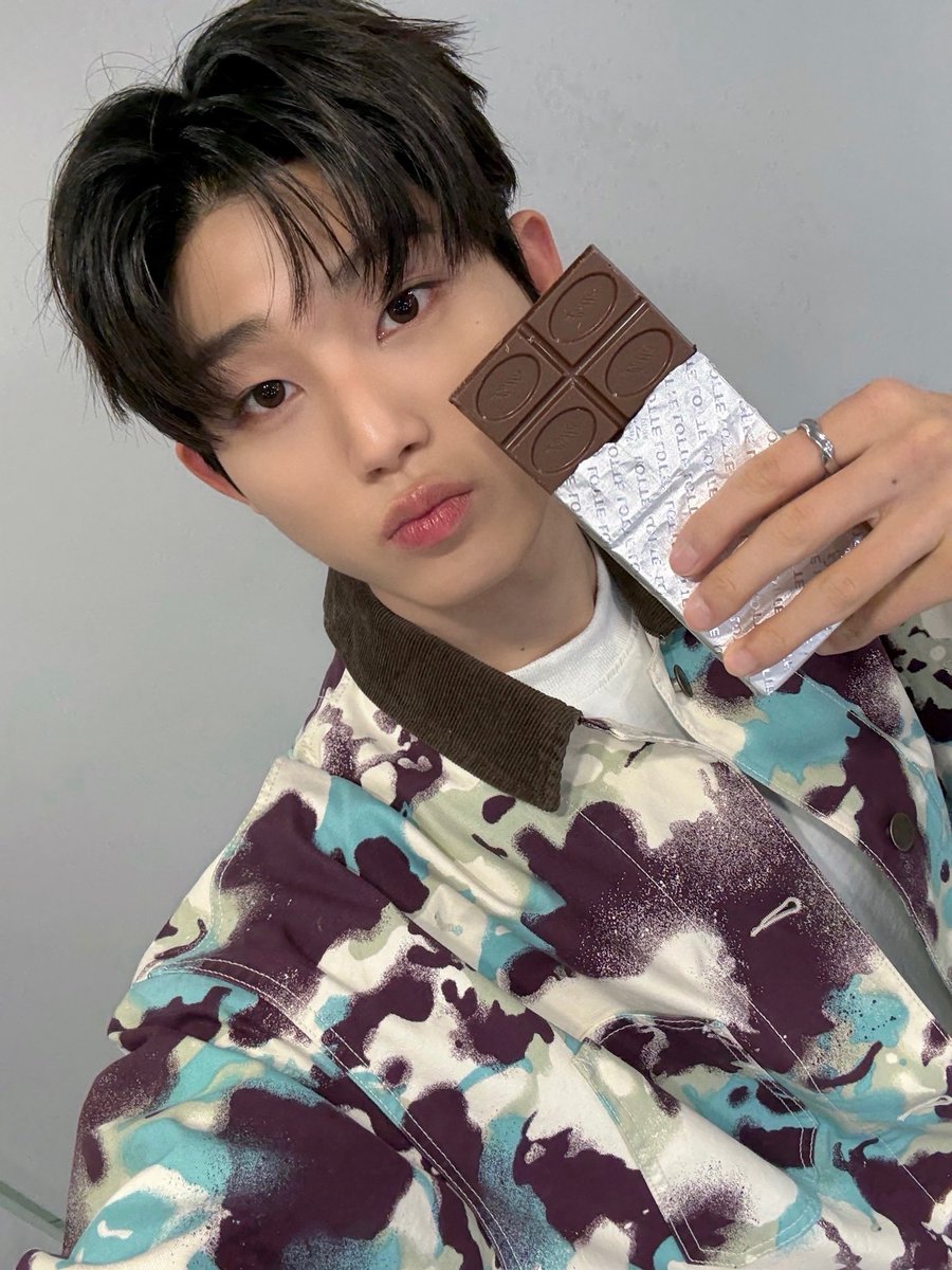 [🎂] HAPPY DAY

⚠️주의⚠️

'위즈를 위한 발렌타인데이 선물은 초콜릿이나 화장품을 추천'이라는 루머가 돌고 있습니다만, 절대 믿지 마세요.

🔻 위즈가 정말로 원하는 것은 🔻

𝐖𝐇𝐈𝐙! 𝐇𝐚𝐩𝐩𝐲 𝐕𝐚𝐥𝐞𝐧𝐭𝐢𝐧𝐞'𝐬 𝐃𝐚𝐲💝

#더윈드 #THEWIND #The_Wind
#김희수 #타나톤 #최한빈