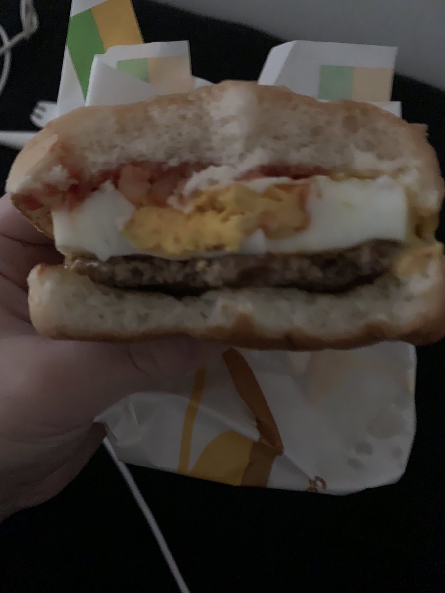 私鬼で明るいところ行けないから真っ暗の中マック食べみゃす☆