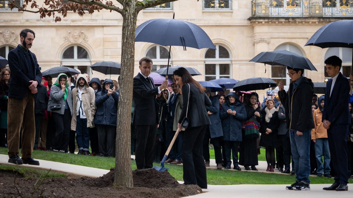 lallier_michel's tweet photo. Notre Merveilleux & Courageux Grand Président @EmmanuelMacron 🎖️🇫🇷🇪🇺 était hier matin à l'@Elysee pour une Cérémonie d'hommage en l’honneur d’#IlanHalimi🙏Beau Discours et Beau Symbole : le Chêne Centenaire #Halimi 🙏
#StopAntisémitisme🛑🙏
MERCI EMMANUEL MACRON🎖️💙🤍❤️ https://t.co/t9UtvGVEpT