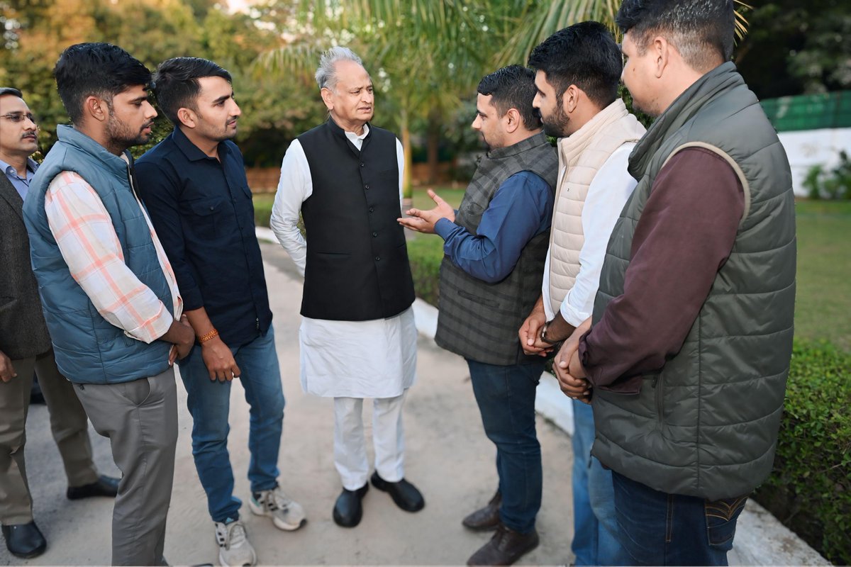 #जयपुर : पूर्व मुख्यमंत्री अशोक गहलोत से मुलाक़ात, राजस्थान नर्सिंग ऑफिसर यूनियन के प्रदेशाध्यक्ष प्रदीप चौधरी के नेतृत्व में प्रतिनिधिमंडल ने की मुलाकात...

<a href="/ashokgehlot51/">Ashok Gehlot</a> #SachBedhadak #RajasthanNews #News #LatestNews #SBNews