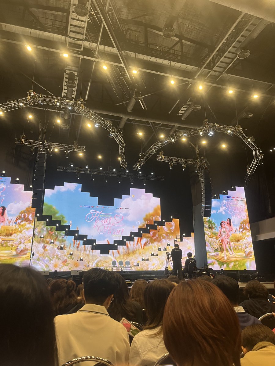 เวทีสูงอยู่นะ น่าจะไม่ต้องกลัวคนข้างหน้าบัง

GINJAY HEART TO ALKEY 
#GinnyJaynaFirstFanconTH