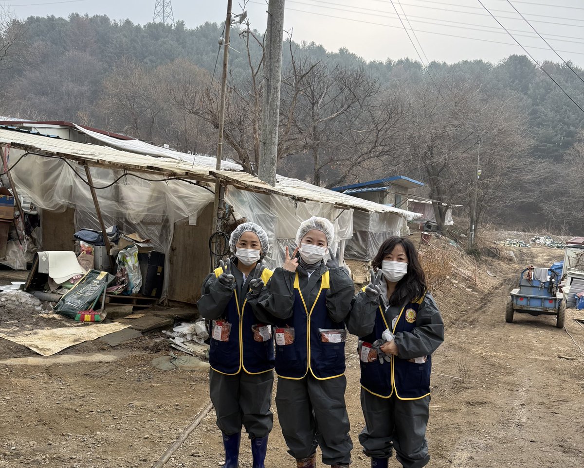 crij0804's tweet photo. [📌02월 애신동산 봉사활동 ]
오늘은 춥지 않은 날씨 속 따뜻한 봉사 완료하였습니다. 💕

구석구석 청소하고 간식 듬뿍 전달했습니다. 🐶✨
함께해주신 장어님들 감사합니다. 😘

[🐾02월 애신동산 단체기부]
★Mr.JKS Japan★
천연닭가슴살 소프트스틱(180g) - 23개

🤎단체 장어님들 감사합니다🤎 https://t.co/joiRQNaIeq