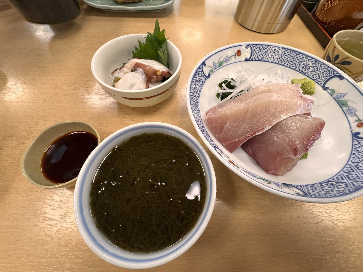 0093K1965's tweet photo. 久々の遠出でこちらまでランチ食べに…
ハマチの刺身定食とタコ酢❗️
来週今年初の洗車を行うよん❗️
#grカローラ
#びんび屋
 #はまち定食 https://t.co/Ut43PEU5X5