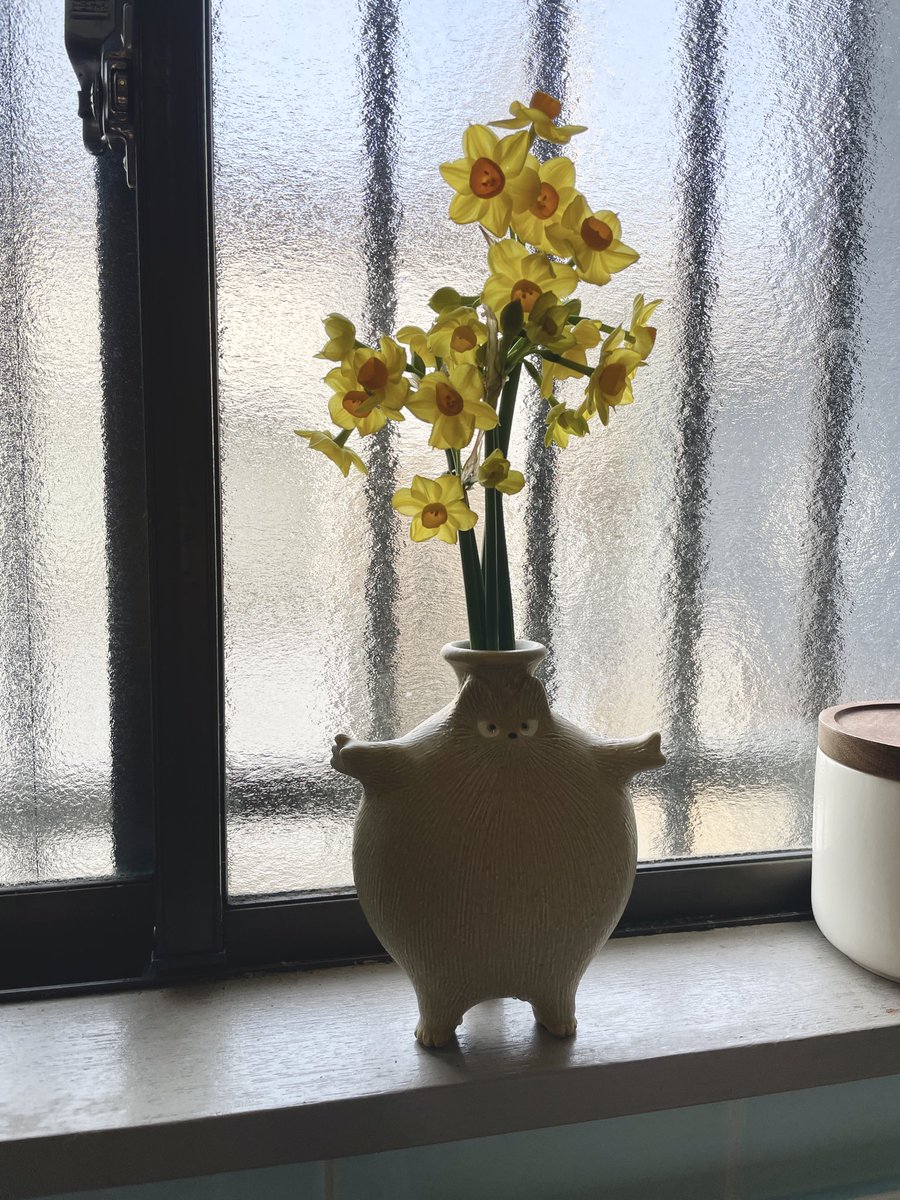 たぬきかもしれない、いきものの花瓶をお迎えしました。後ろ足と尻尾の3点で立ってます。とてもかわいい。