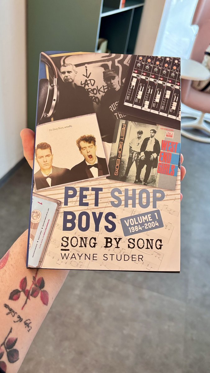 DannKalter's tweet photo. 📖 Pet Shop Boys: Song by Song es entender que el pop no era superficial: era arquitectura sonora, ironía elegante y precisión emocional.
1984–2004 no fue nostalgia. Fue diseño cultural.

[ Pop inteligente. Producción quirúrgica. Permanencia] . https://t.co/44VzLT3syt