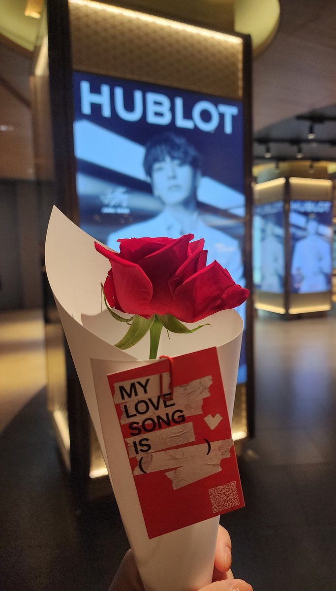 Happy Valentine's Day ปีนี้วงคุณแจกอะไรให้แฟนคลับค่ะ

: วงเราแจกกุหลาบ 7,500 ดอกให้อาร์มี่ค่ะ 😭🫠🥹🌹💘💝💞💜💗