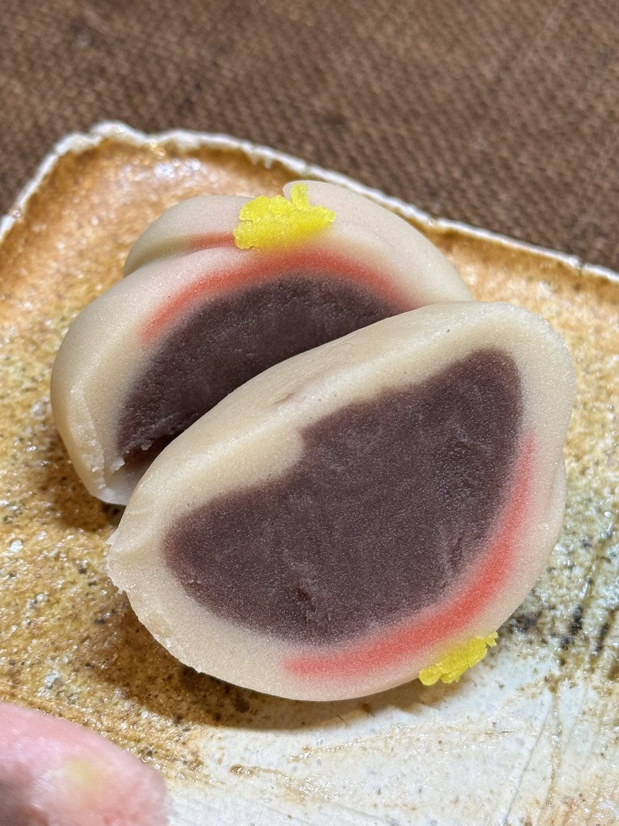 「雪中梅」
金沢 吉はし

シンプルな漉し餡のねりきり。銘は定番の雪に埋もれた梅の様子より。
とても柔らかく滑らかな口当たりで生地と漉し餡が一体かのような印象。甘さも穏やかで上品。