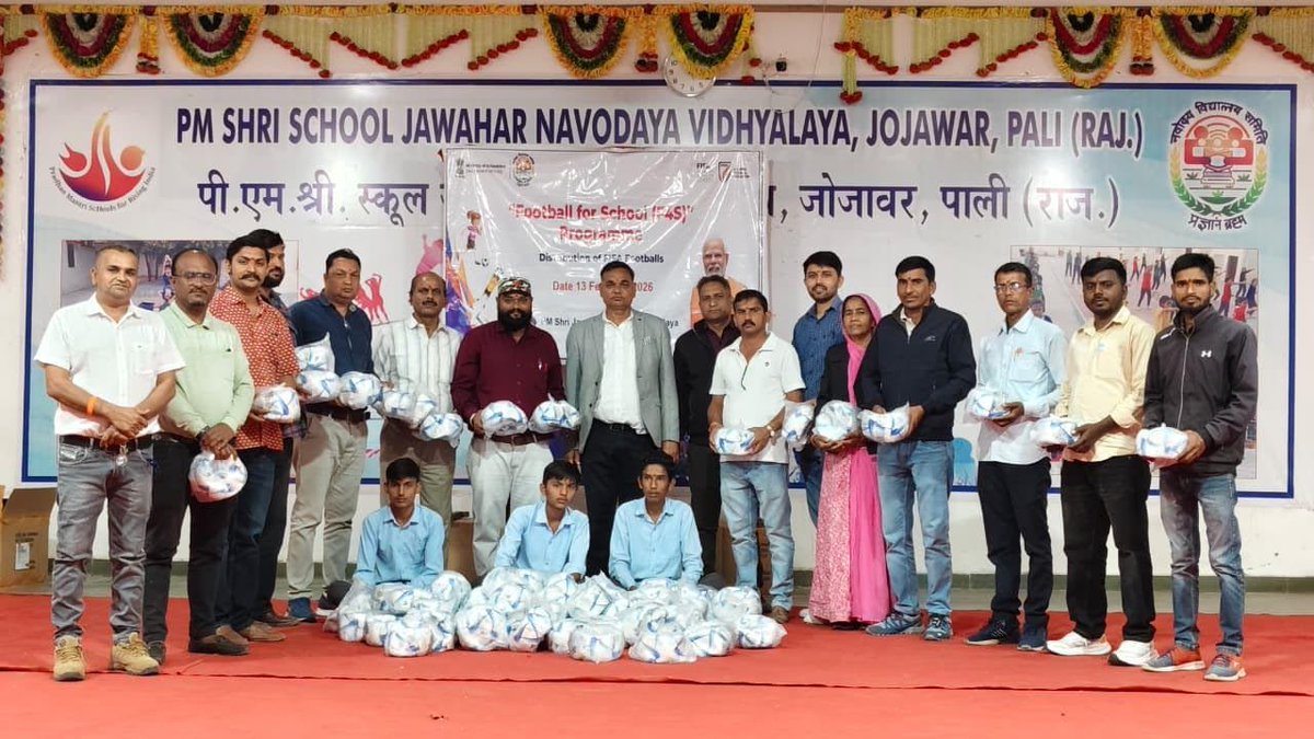 airnews_jaipur's tweet photo. पाली: @EduMinOfIndia और @FIFAcom के संयुक्त अभियान #footballforschool के तहत पीएम श्री जवाहर नवोदय विद्यालय, जोजावर में एसडीएम महावीर सिंह जोधा ने फुटबॉल वितरण किया।
@IndiaSports @_AIFF_ @IndianFootball
@DcDmPali @NVS_HQ
@VisharadJo62292
#pmshri #sportsineducation https://t.co/UEapJRUGHM