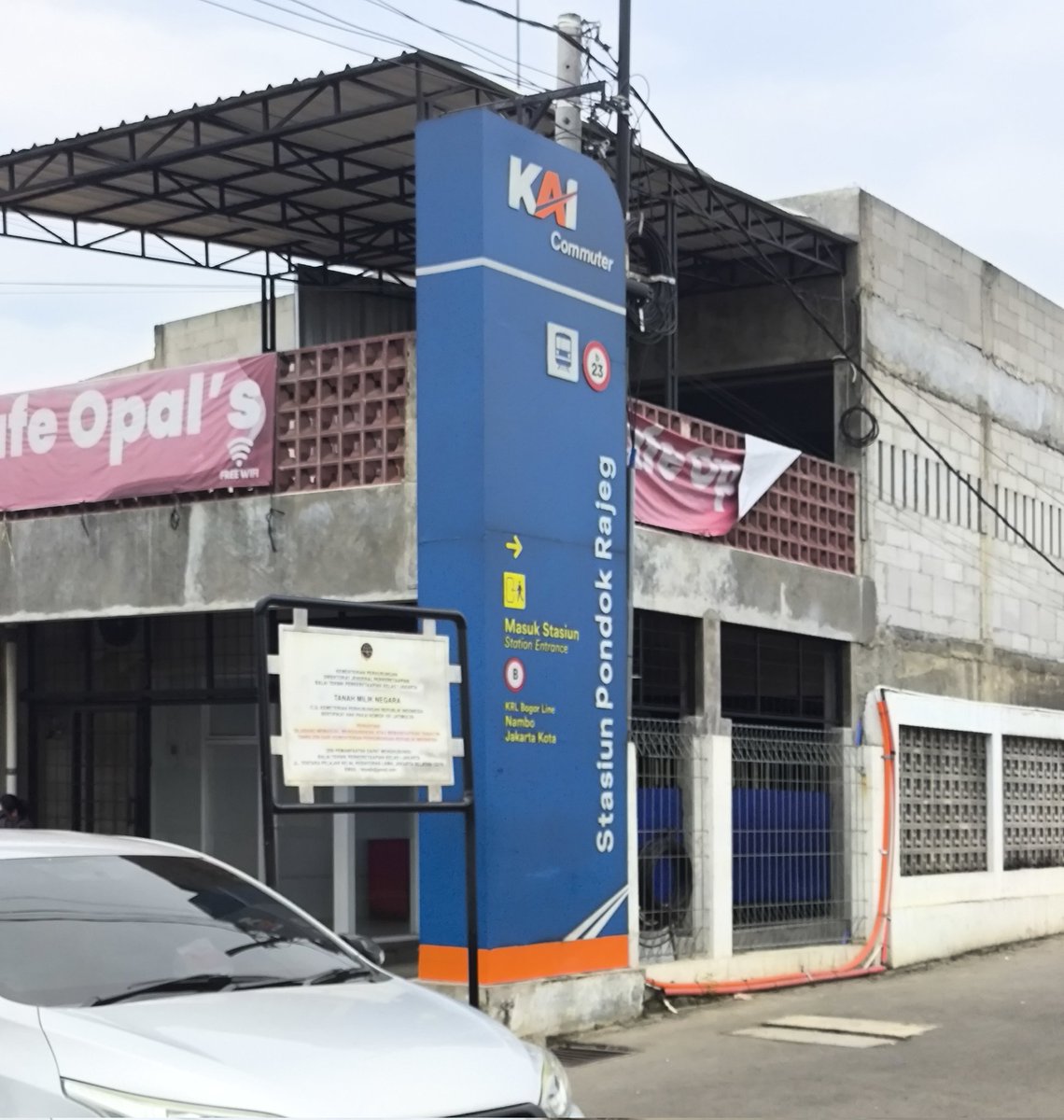 Bisa bisa nya salah naik kereta. 
Untung ga sampe Nambo.