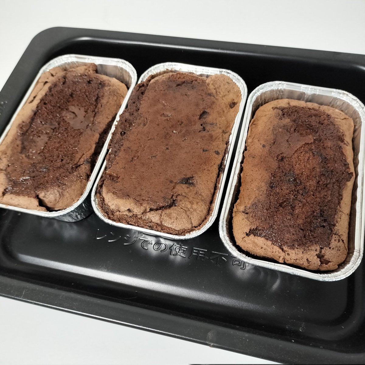 wakasan_simple's tweet photo. チョコケーキを焼く時に焦げ目がつかないよう、途中からアルミホイルを被せてたら表面が持っていかれました😂 https://t.co/Due8KRQ12z