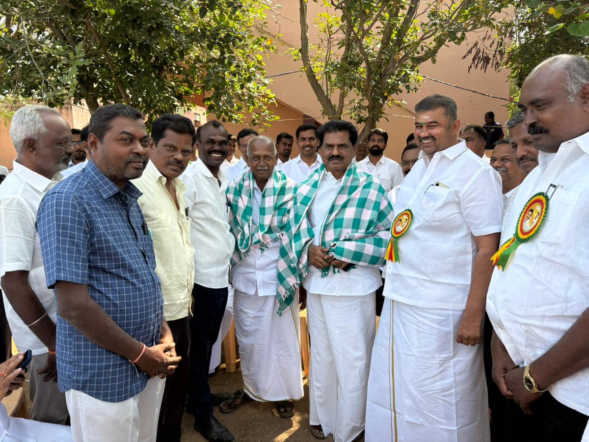 ereswaranoffl's tweet photo. 13.02.2026 ஈரோடு மாவட்டம், ஓடாநிலையில் விடுதலைப் போராட்ட வீரர் தீரன் சின்னமலை அவர்களின் திருஉருவச் சிலையை மாண்புமிகு தமிழ்நாடு முதலமைச்சர் அவர்கள் காணொளி வாயிலாக திறந்து வைத்த நிகழ்ச்சியில் கலந்து கொண்டு அவரது திருவருவ சிலைக்கு மலர் தூவி மரியாதை செலுத்திய போது.! https://t.co/xY4Uhn0UZP