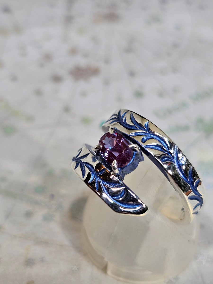 エレカラ×ロウハ彫りの指輪
石は合成アレキサンドライト(合成クリソベリル)
オリジナル混ぜ色のエレカラ紺色です。