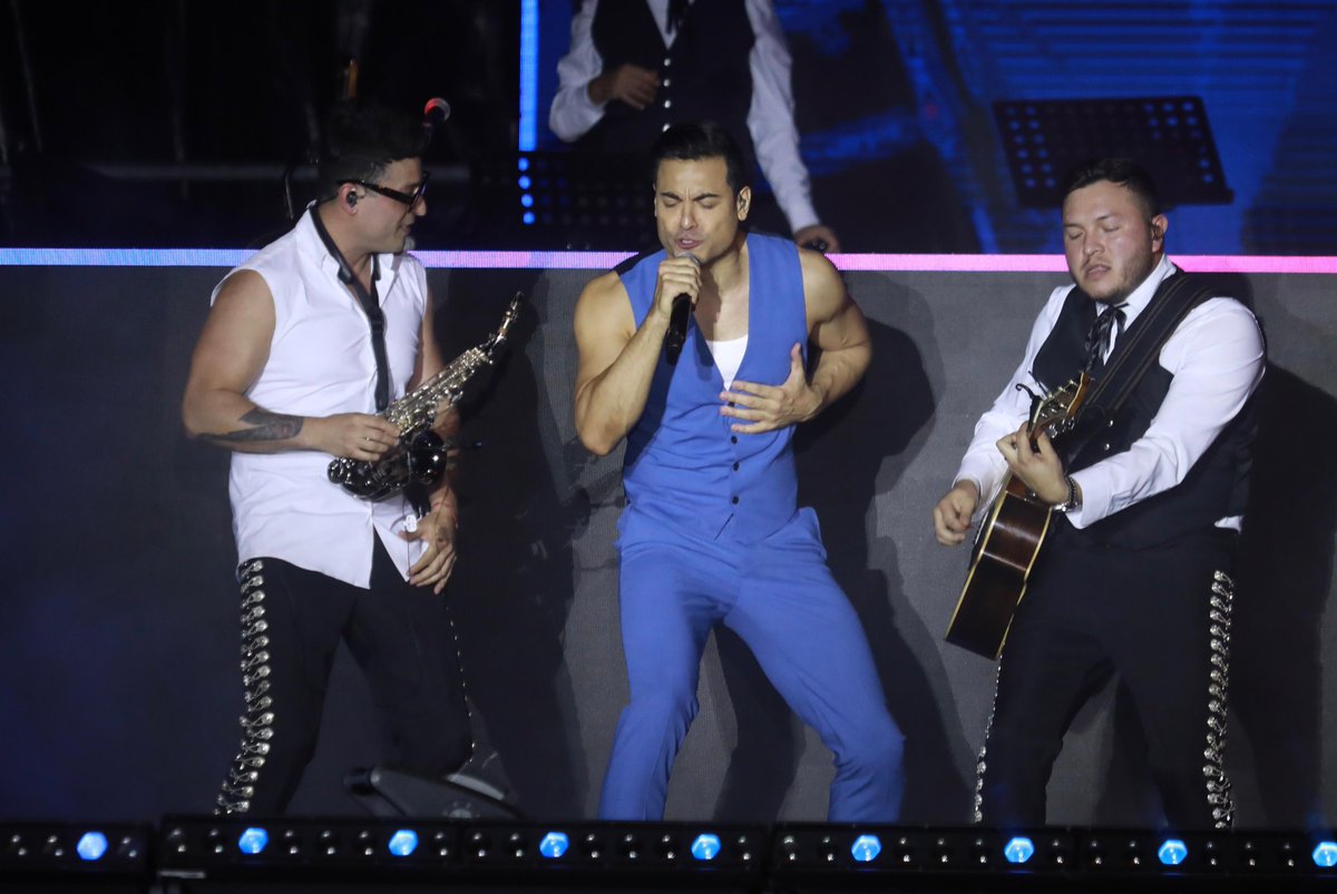 Y que lo nuestro, se quede nuestro 🎤🎶.

Carlos Rivera ha puesto románticos a los miles de asistentes de la Macroplaza ❤️🎉.

¡Vivimos cada minuto de este Carnaval de Veracruz 2026 con alegría, no te quedes fuera! 🤩
#VeracruzEstáDeModa