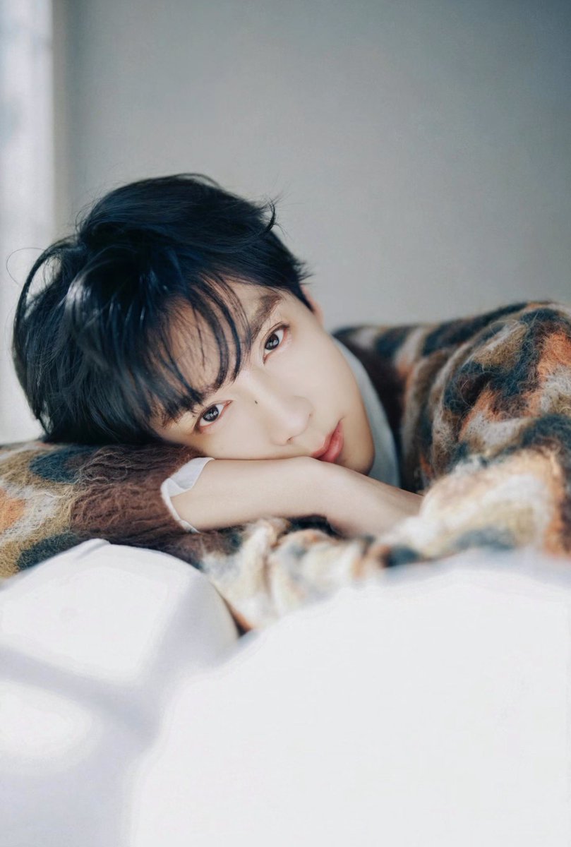 LOOK AT THIS HOT MAN 🥵
THAT STARE I CAN’T