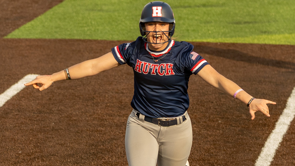 The Blue Dragon Softball team moved to 8-0 after completing a four-game sweep of Northeast (NE) CC on Friday at Fun Valley. The Dragons won 5-4 in eight innings and 8-0 in six innings. #BreatheFire

hutchinson.prestosports.com/sports/sball/2…