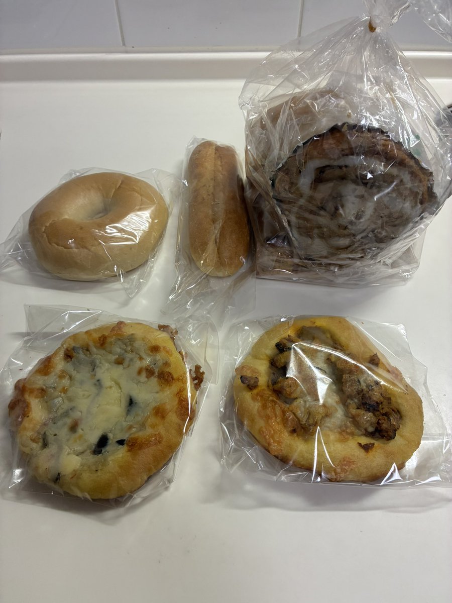 masatakano57's tweet image. Comí unos panes y un sandwich🥙 
地元の誇り創業1889年『明治堂』限定数個パン詰合せと評判サンドウィッチ店『17サンドウィッチ』厚切りベーコンと卵焼きBLTサンド🥪
@17sandwiches #明治堂パン #panaderia #BLT