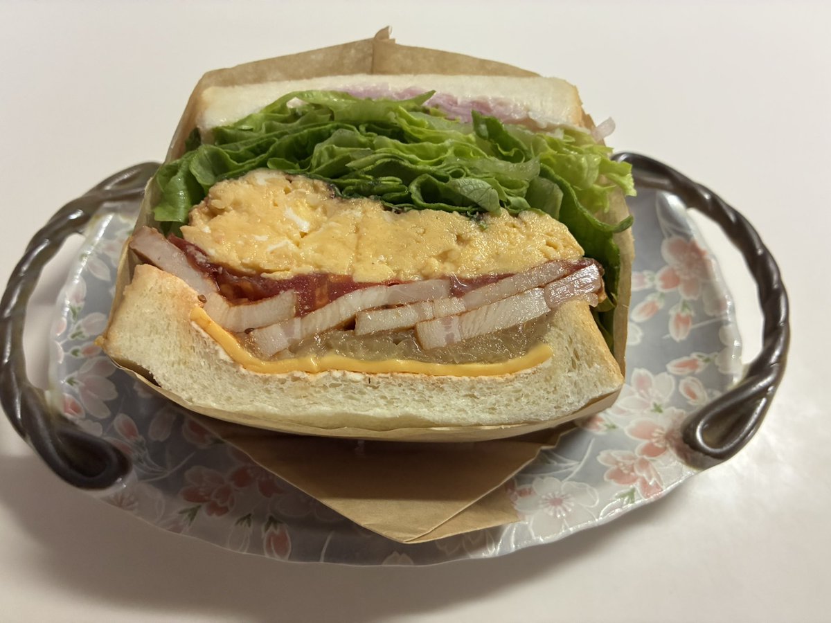 masatakano57's tweet image. Comí unos panes y un sandwich🥙 
地元の誇り創業1889年『明治堂』限定数個パン詰合せと評判サンドウィッチ店『17サンドウィッチ』厚切りベーコンと卵焼きBLTサンド🥪
@17sandwiches #明治堂パン #panaderia #BLT