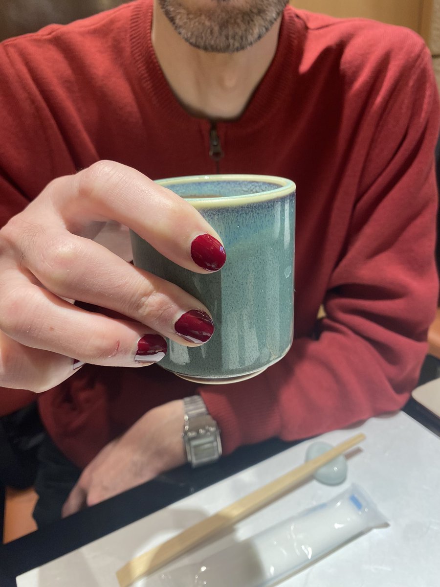 弟よ。
マニキュアは許すが
ワインレッドは辞めれwww
そして何故指がそんなに綺麗なんすか？w