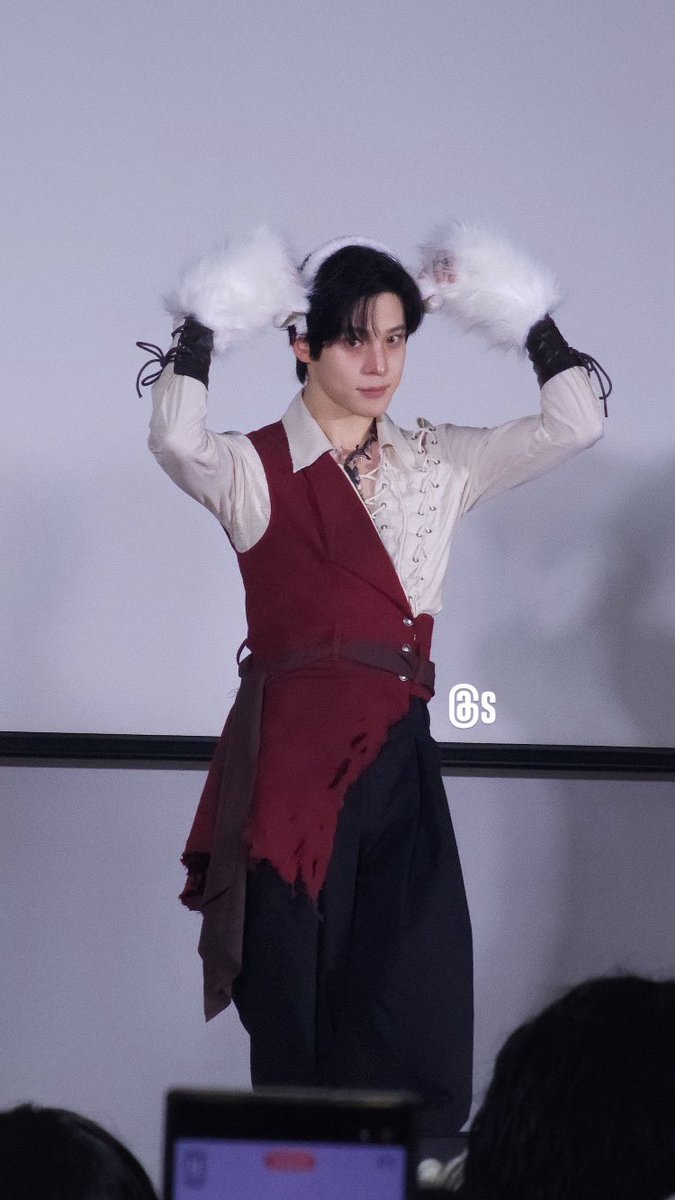 withsan0's tweet photo. 260214 에이티즈 음중 미팬
😽

#ATEEZ #YUNHO #윤호 https://t.co/CRSTKXfple