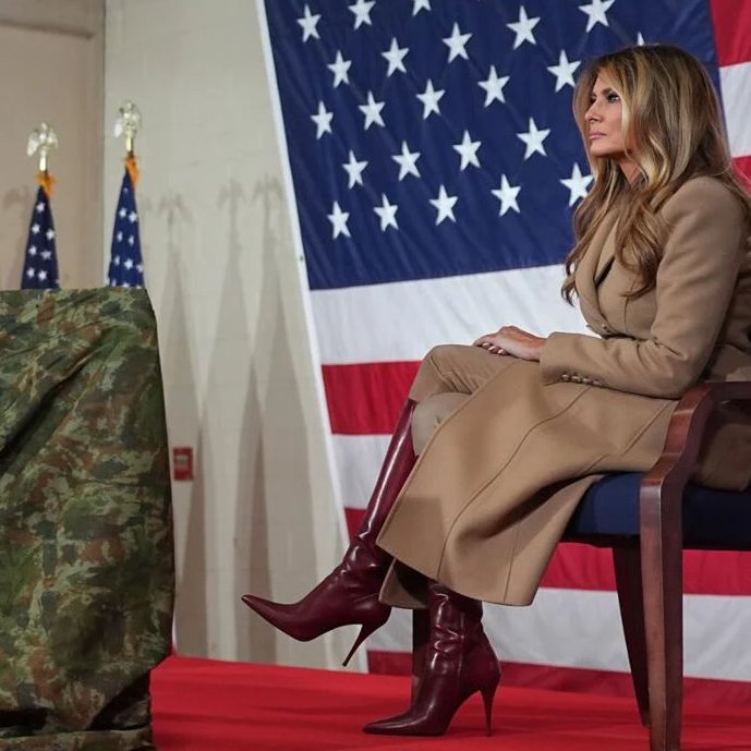StunningMelani's tweet image. Melania demonstrated impressive symbolic precision in her choice of attire during her visit to Fort Bragg, turning a fashion detail into a subtle, warm feminine wink that deeply connected with the troops on that very special day! 💗
#MelaniaTrump #StunningMelania #BestFirstLady