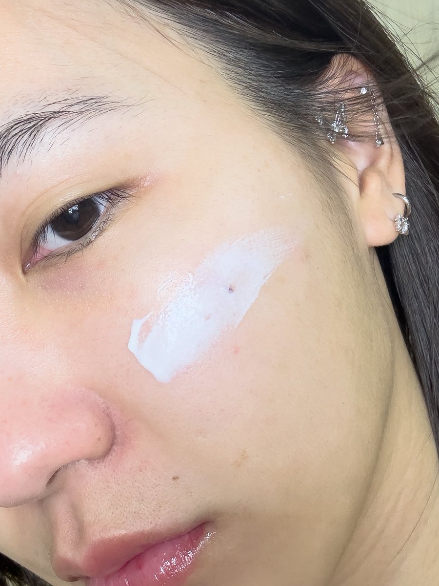 Siriperr's tweet image. มาทาง ALLIE แล้วหลุดพ้นไม่ได้เลยทีนี้ กันแดด Gel UV ทาแล้วผิวโกลว์เล่นแสงมากคุณน้า แต่ไม่เหนอะผิวเลย จับไปคือบางเบามากๆ ใช้ได้ทั้งตัวและหน้า กันแดดดีออกไปทั้งวันไม่แสบผิวเลย ที่สำคัญเขามีSPF50+ PA++++ เลย  

พิกัด : วัตสัน

#AllieThailand #ALLIESunScree #Sunscreen