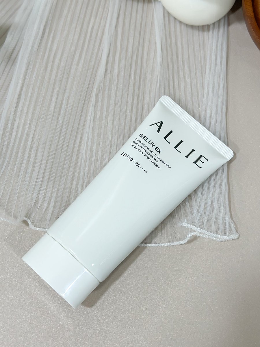 Siriperr's tweet image. มาทาง ALLIE แล้วหลุดพ้นไม่ได้เลยทีนี้ กันแดด Gel UV ทาแล้วผิวโกลว์เล่นแสงมากคุณน้า แต่ไม่เหนอะผิวเลย จับไปคือบางเบามากๆ ใช้ได้ทั้งตัวและหน้า กันแดดดีออกไปทั้งวันไม่แสบผิวเลย ที่สำคัญเขามีSPF50+ PA++++ เลย  

พิกัด : วัตสัน

#AllieThailand #ALLIESunScree #Sunscreen