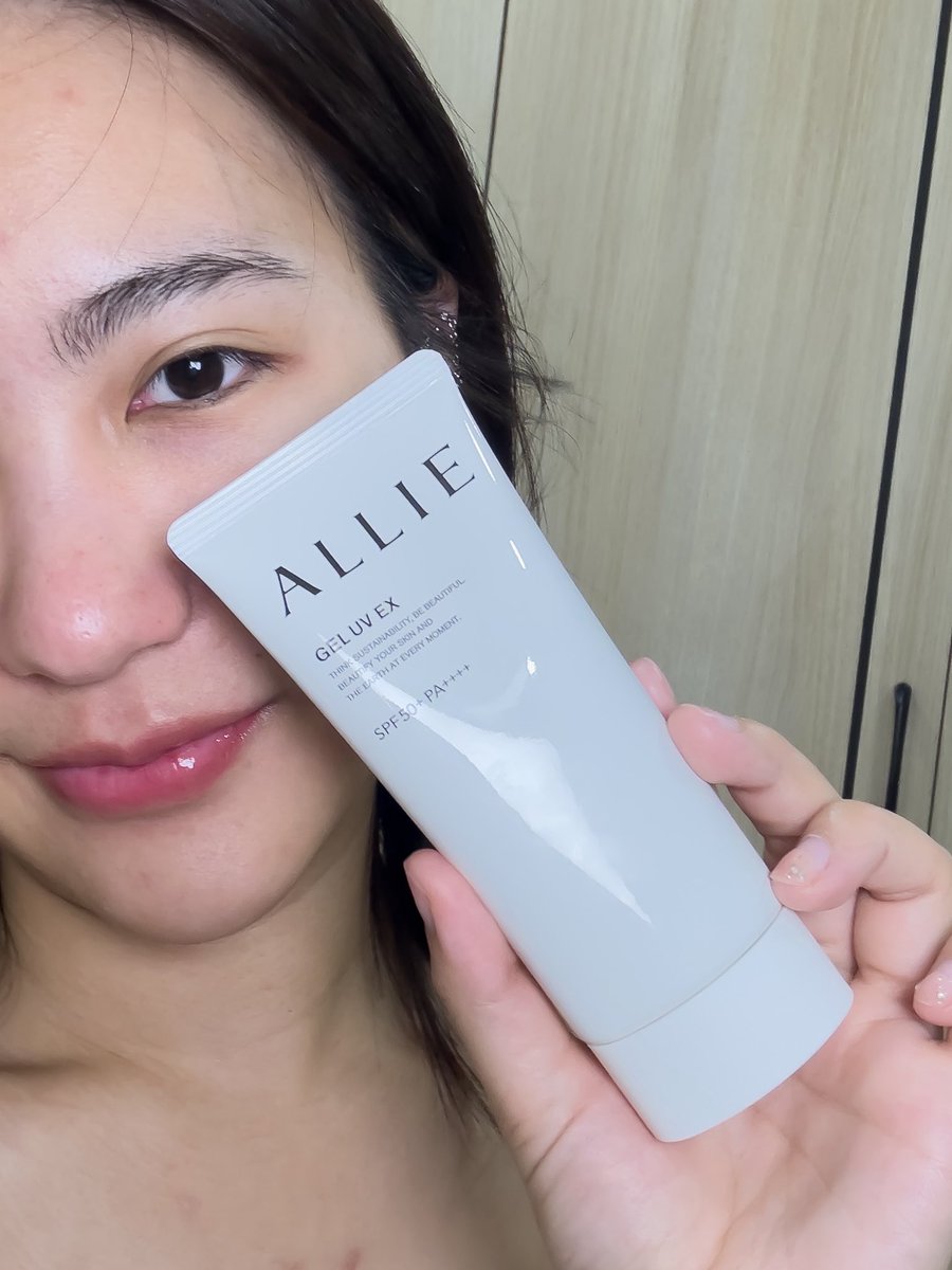 Siriperr's tweet image. มาทาง ALLIE แล้วหลุดพ้นไม่ได้เลยทีนี้ กันแดด Gel UV ทาแล้วผิวโกลว์เล่นแสงมากคุณน้า แต่ไม่เหนอะผิวเลย จับไปคือบางเบามากๆ ใช้ได้ทั้งตัวและหน้า กันแดดดีออกไปทั้งวันไม่แสบผิวเลย ที่สำคัญเขามีSPF50+ PA++++ เลย  

พิกัด : วัตสัน

#AllieThailand #ALLIESunScree #Sunscreen